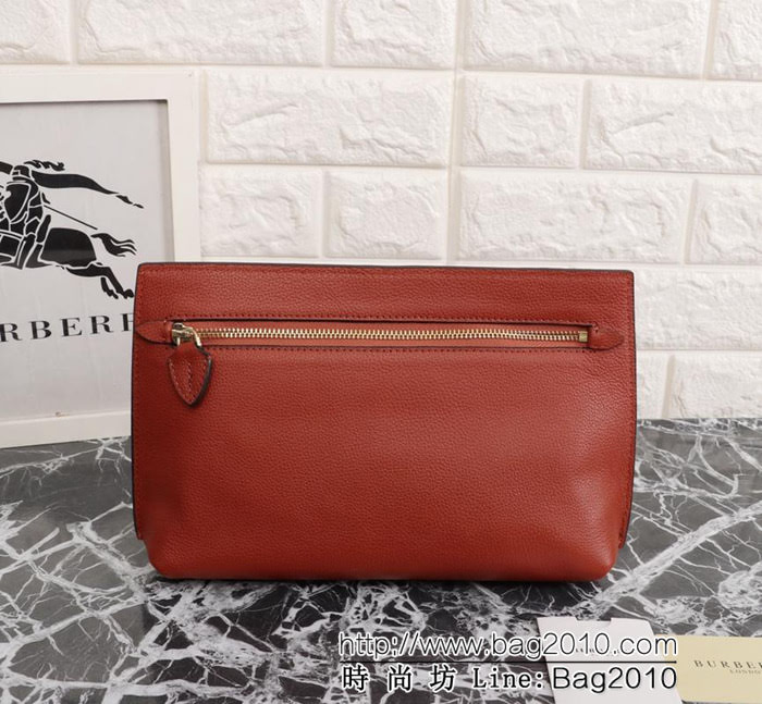 BURBERRY巴寶莉 簡約時尚手拿包 拉鏈口袋飾有 Burberry立體字母 2288  Bhq1050